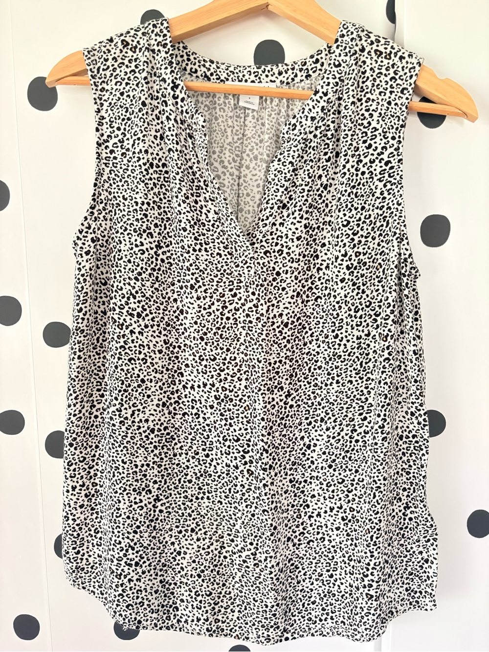 Amazon Essentials Black & White Leopard Print V-Neck Sleeveless Top